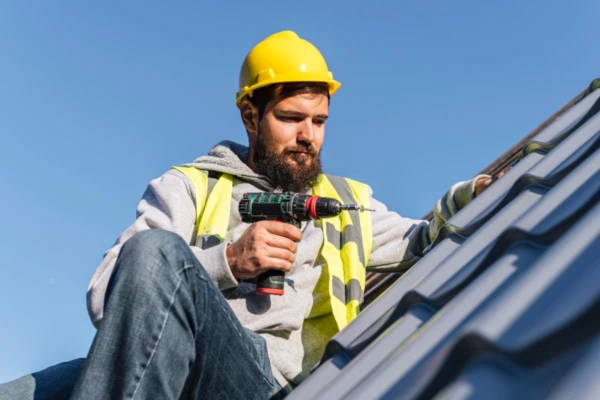 Dakwerker op een hellende dak renovatiwerk aan het doen
